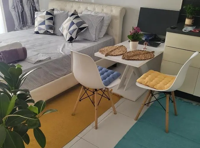 Hause By 3